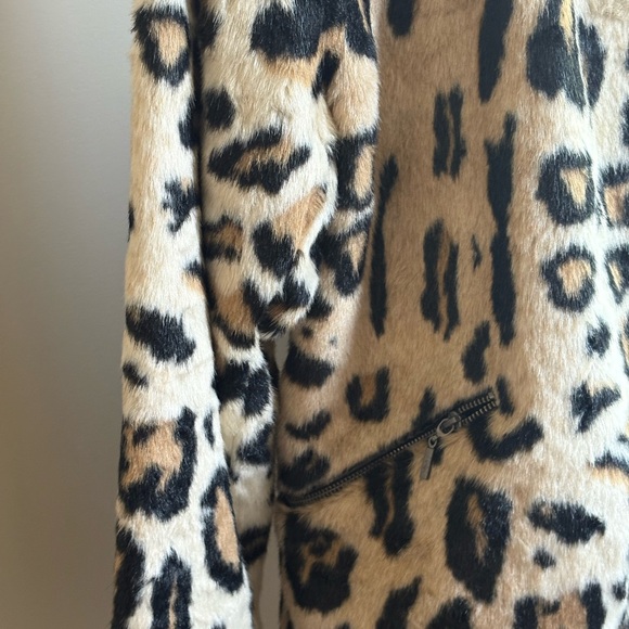 Women's Animal Print Teddy Jacket - Picture 5 of 8